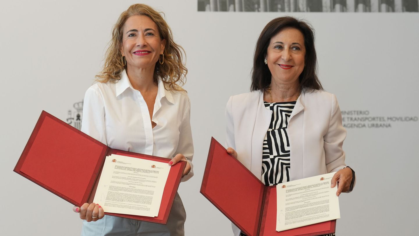 Las ministras Raquel Sánchez y Margarita Robles firman el convenio. (EFE/Borja Sánchez-Trillo)