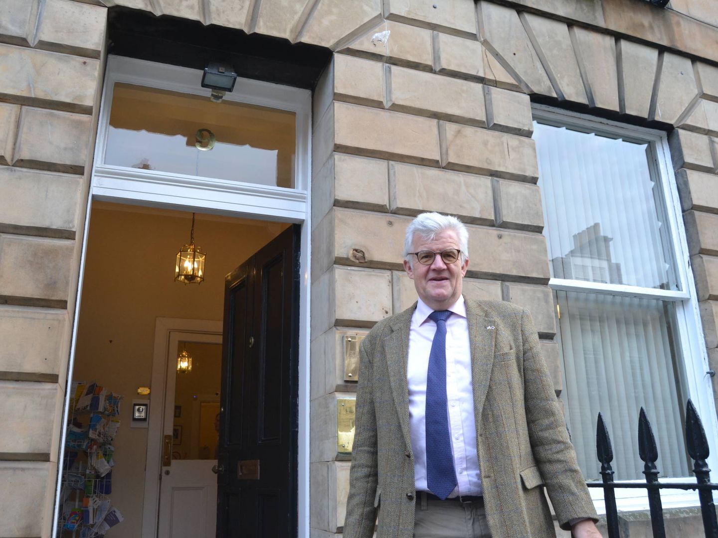 Graham Blythe, frente a la Oficina de la Comisión Europea en Edimburgo. (E. Blanco)