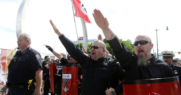 Foto: Miembros del Movimiento Nacional Socialista realizan el saludo nazi y protestan ante el colectivo LGTBI que celebraba en Detroit el desfile del orgullo gay. (Reuters)