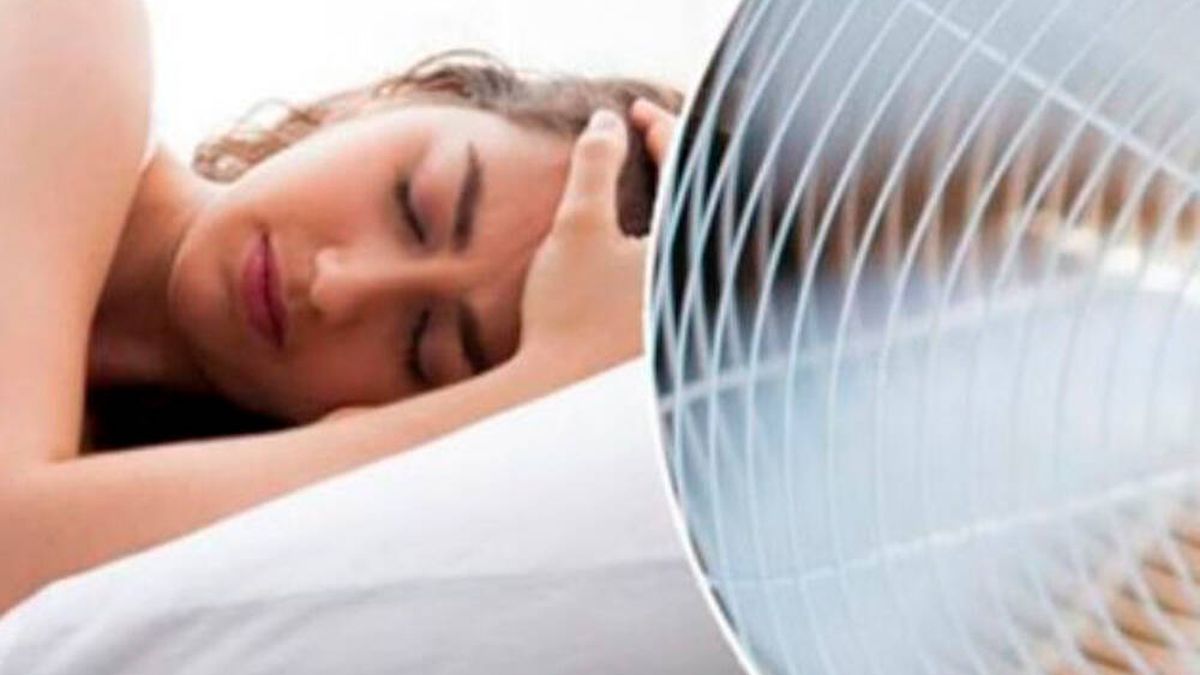 Así puedes dormir con el ventilador encendido sin correr el riesgo de ponerte enfermo