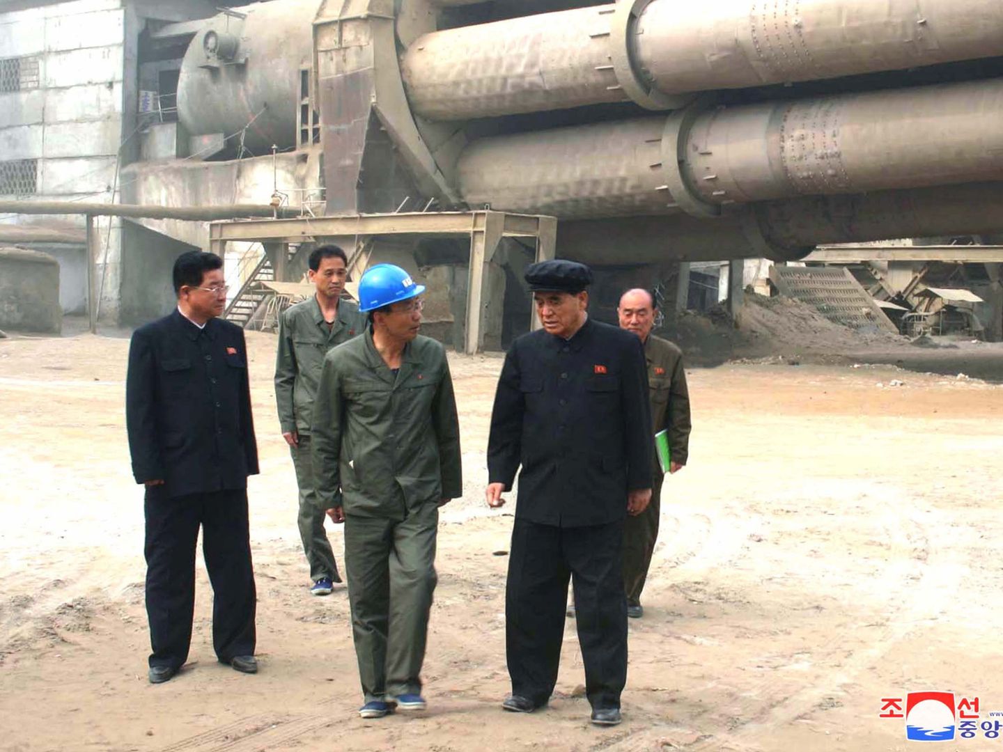 El primer ministro norcoreano Pak Pong Ju visita a unos trabajadores. (Reuters)
