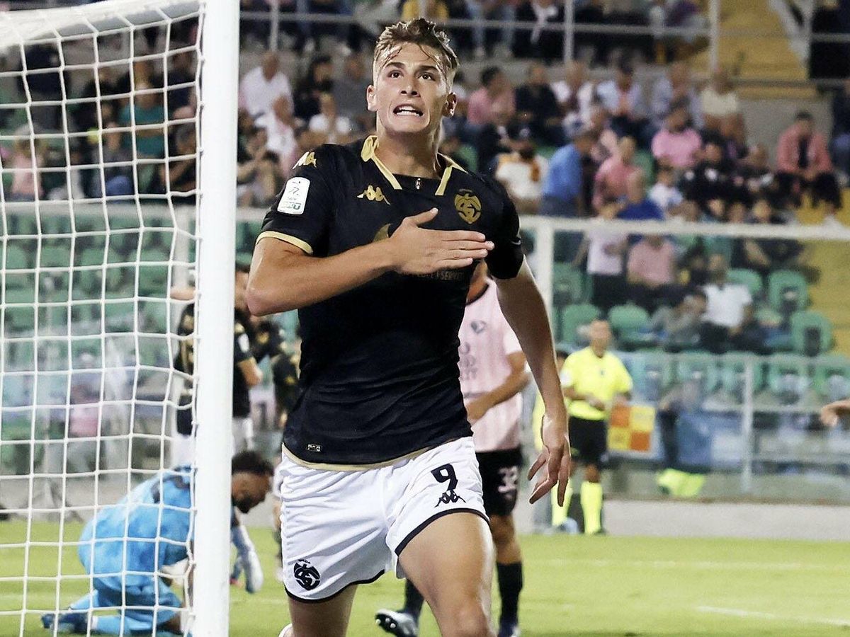 Foto: Francesco Pío Espósito, celebrando un gol. (Spezia Calcio)
