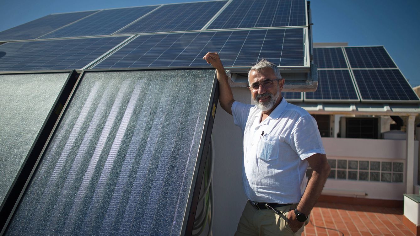 Foto: Miguel Torres, con su instalación fotovoltaica. (Jesús Mérida)