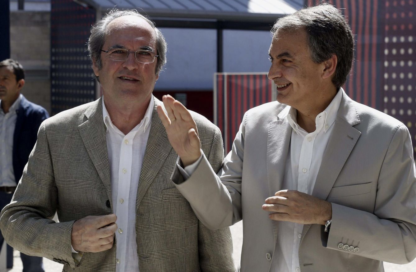 Zapatero y Gabilondo, a su llegada esta mañana a la reunión extraordinaria del Comité Federal del partido. (EFE)