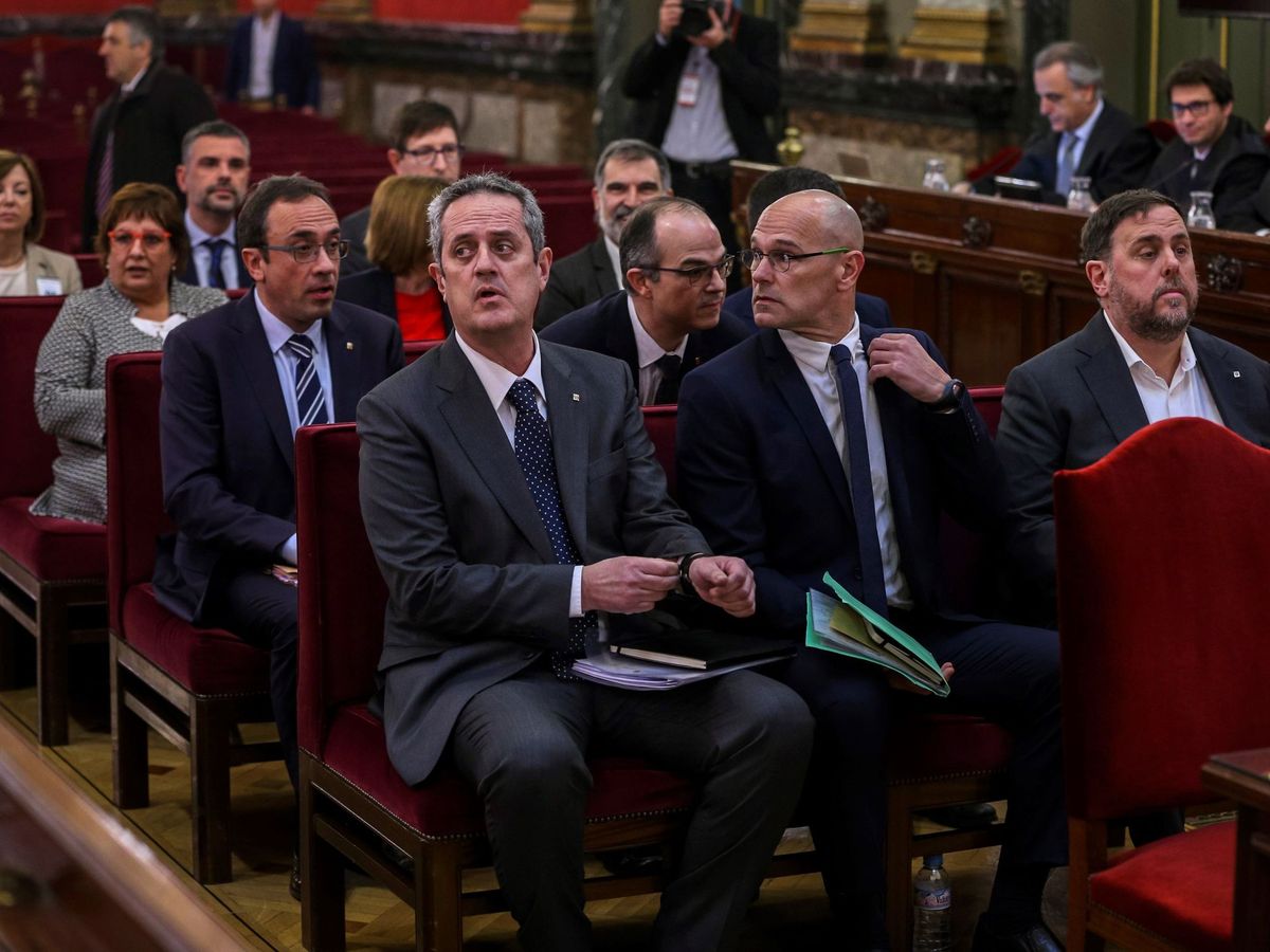 Foto: Los líderes del 'procés' al comienzo del juicio en el Supremo en febrero de 2019. (EFE)