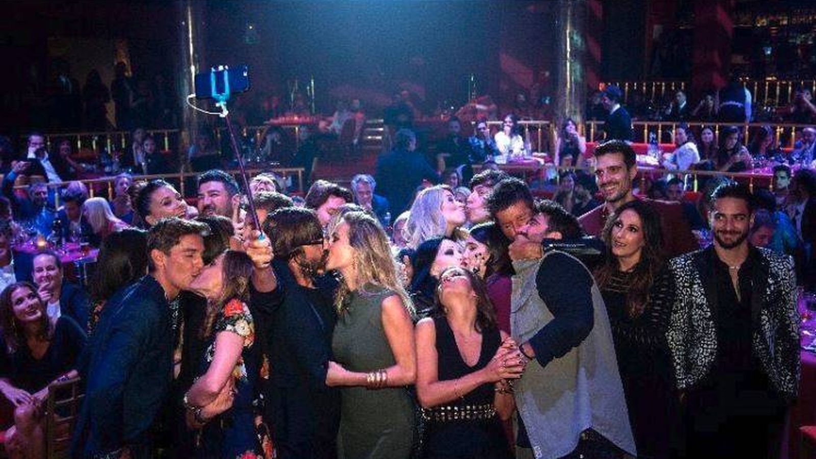 Foto: Imagen del selfie que se sacaron algunos de los invitados a la fiesta de Los 40. (Instagram)