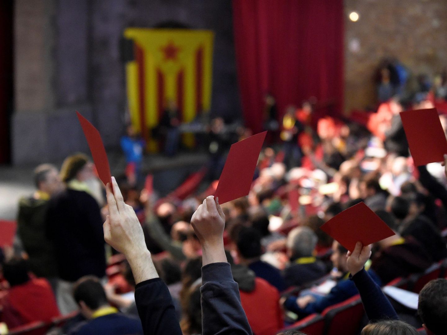 Votación a mano alzada en el consejo político de la CUP en Cervera. (EFE)