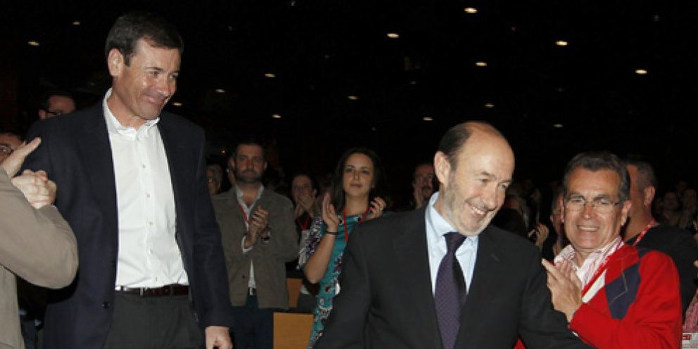 Foto: Rubalcaba recibe su primera bofetada como líder del PSOE de la mano de Gómez