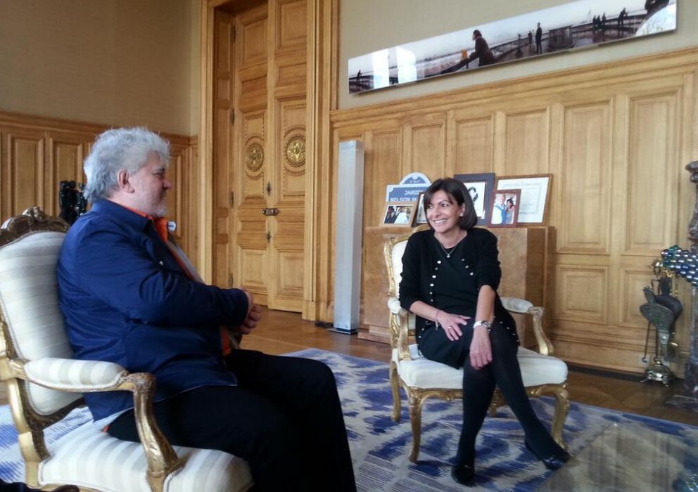 Foto: Pedro Almodóvar y Anne Hidalgo este jueves en la alcaldía de París. (Twitter Anne Hildalgo)
