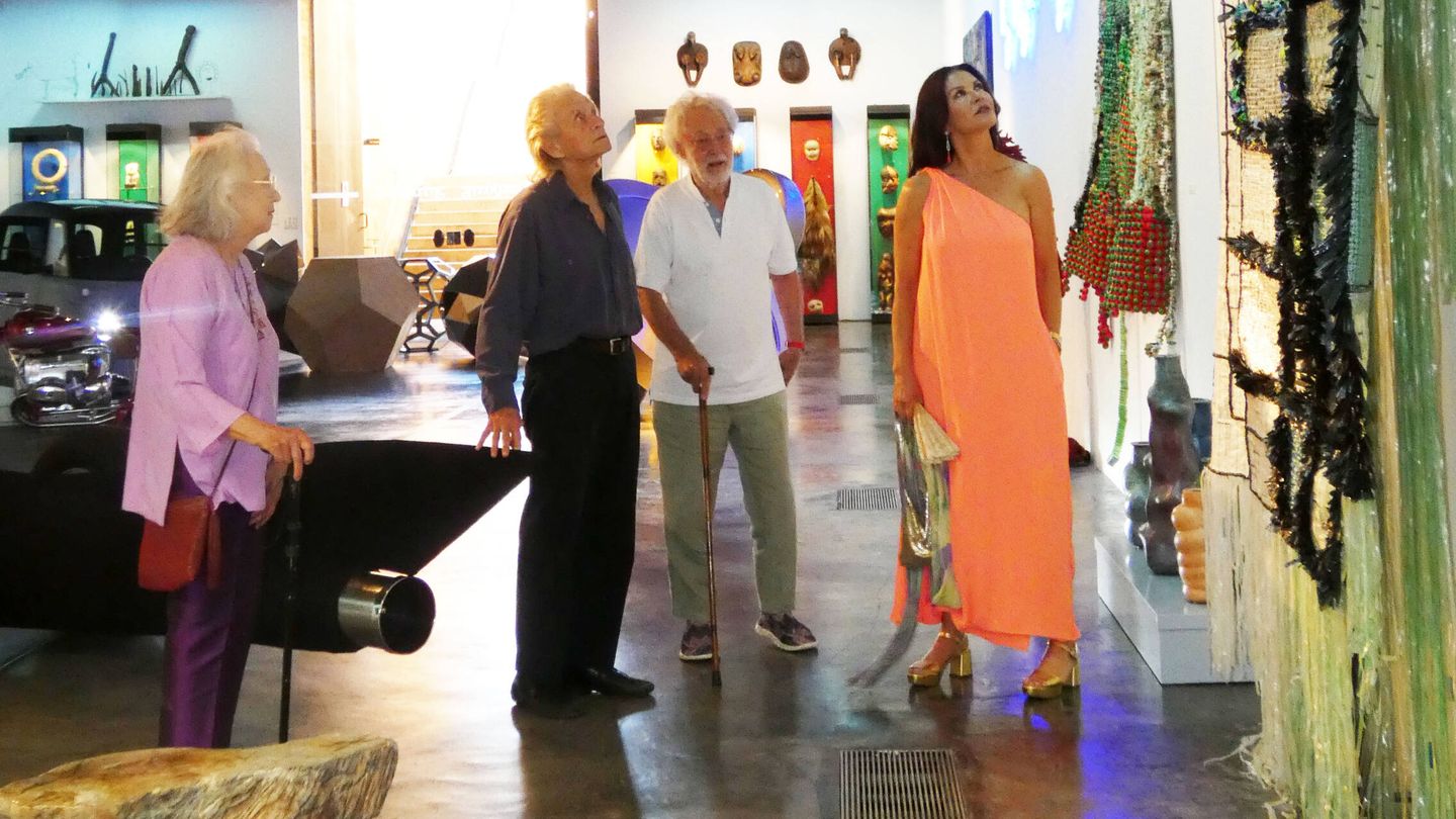 Douglas y Zeta-Jones, junto a sus amigos y fundadores del Museo Sa Bassa Blanca. (Cortesía)