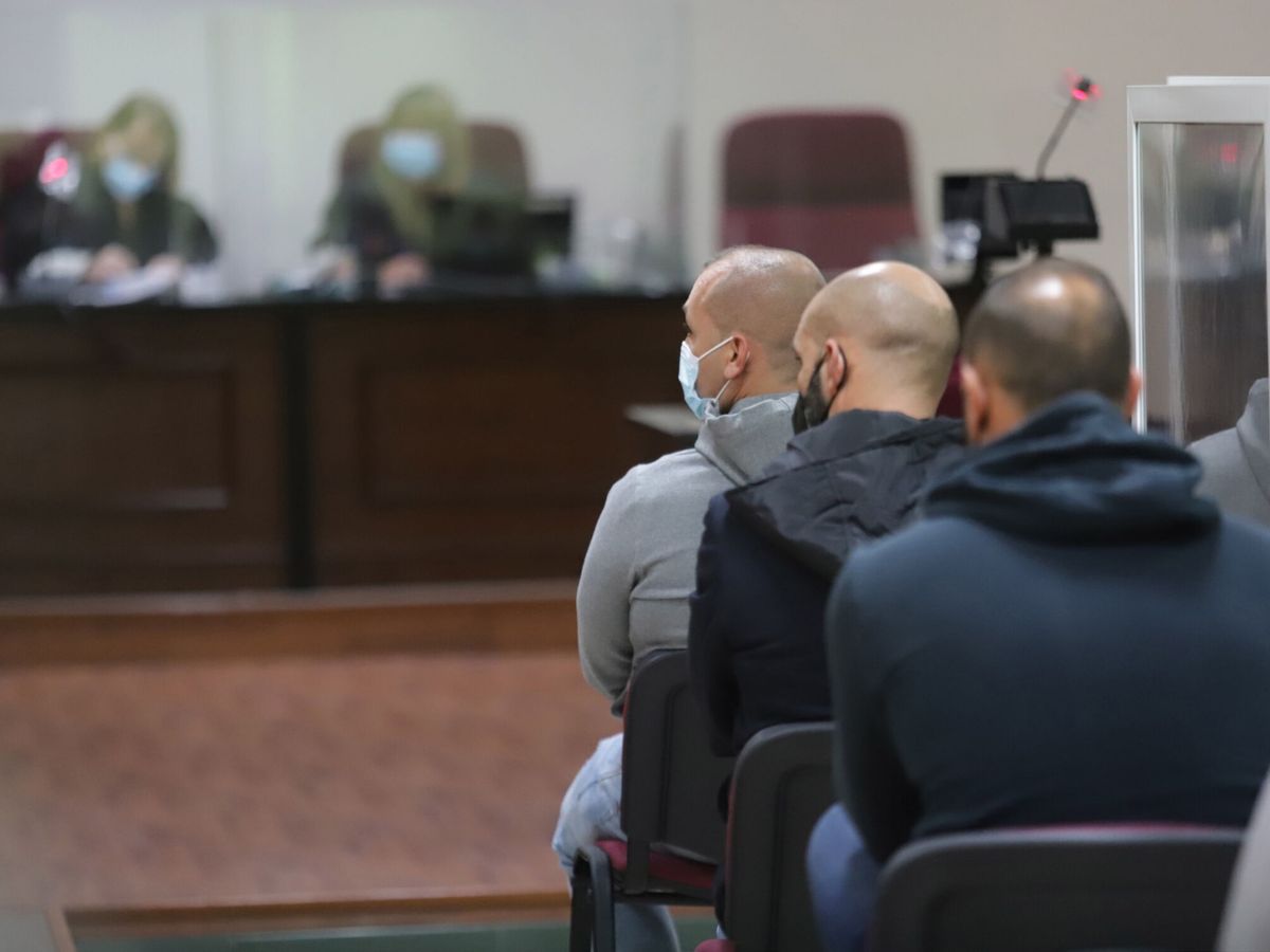 Foto: Varios de los acusados del clan de Los Castañas en la sala de la Sección Séptima de la Audiencia Provincial de Cádiz. (EFE/A. Carrasco Ragel)