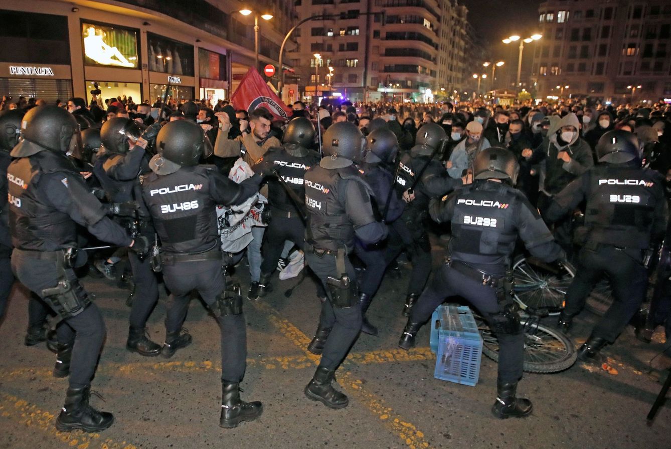 Agentes de orden público tratan de contener a unos manifestantes. (EFE)