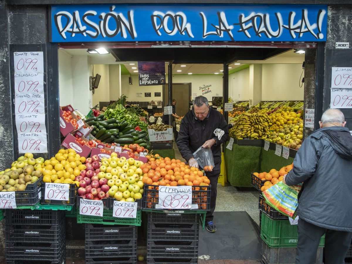Foto: Varios clientes compran en una frutería de Vitoria. (EFE/David Aguilar)