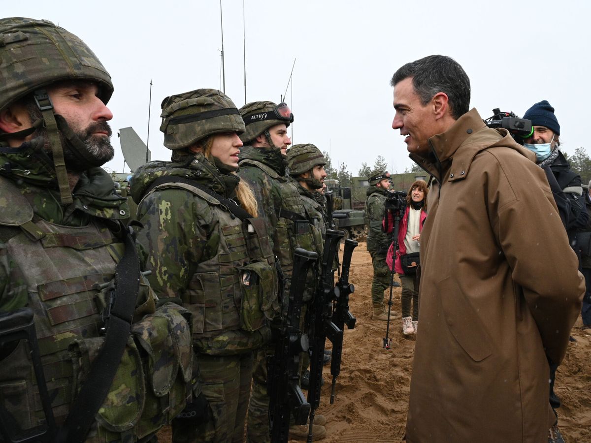 Foto: El presidente del Gobierno, Pedro Sánchez (d) en la base militar de Adazi (Letonia). (EFE/Moncloa/Borja Puig de la Bellacasa)