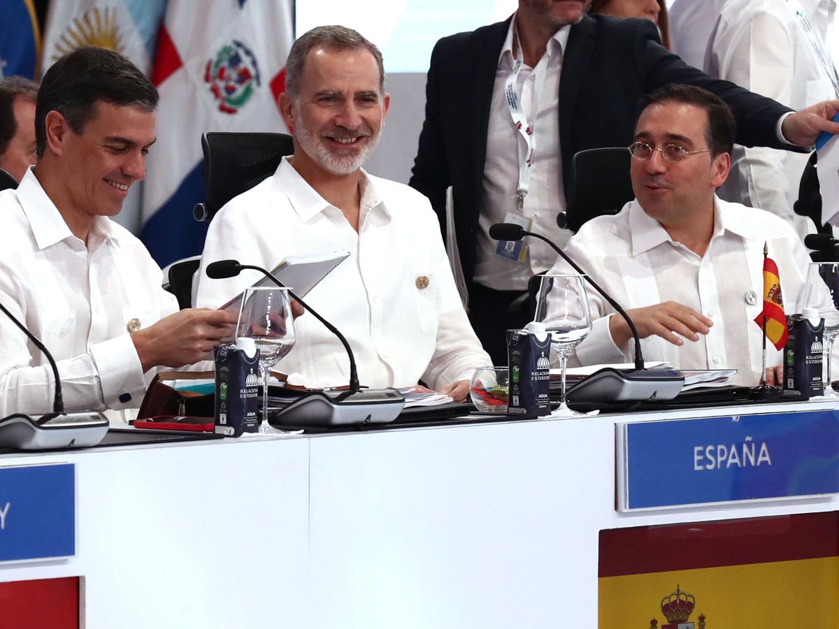 Foto: Pedro Sánchez (i), el rey Felipe VI, y José Manuel Albares (d) en la cumbre. (EFE/Fernando Calvo)