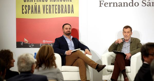 Foto: El presidente de Vox, Santiago Abascal (i), acompaña al escritor Fernando Sánchez Dragó (d) durante la presentación de su libro 'Santiago Abascal. España vertebrada'. (EFE)