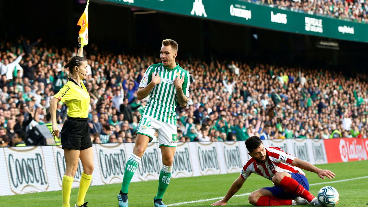 Porras, junto a Loren (Betis) y Felipe (Atlético) en un partido disputado en diciembre de 2019. (Reuters)