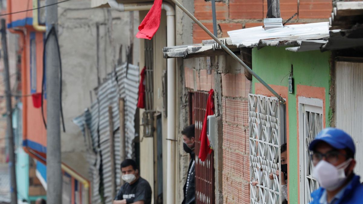 ¿Por qué se cuelgan trapos rojos en algunas casas de Sudamérica durante la cuarentena?