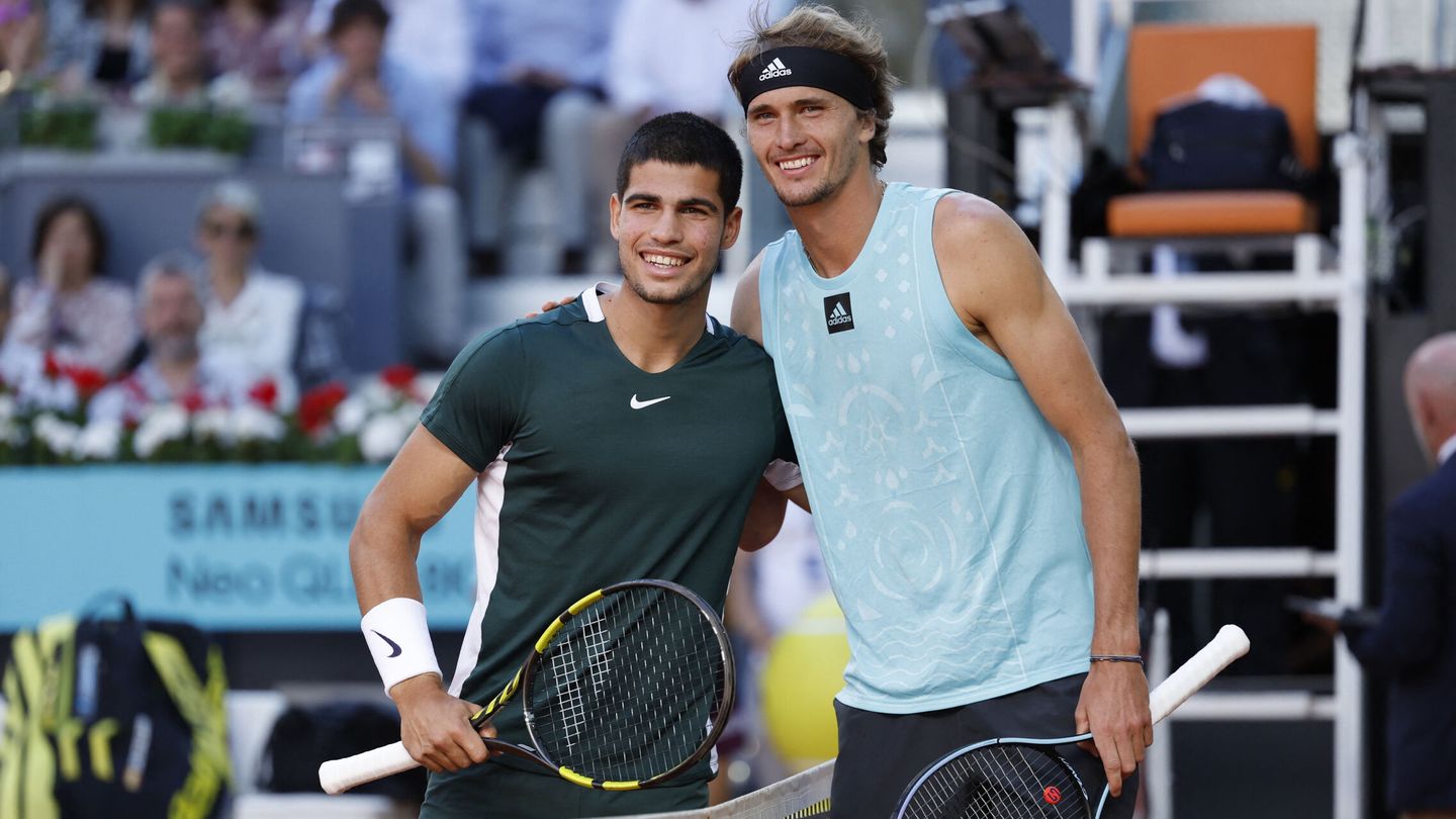 Carlos Alcaraz y Alexander Zverev, posando antes del partido final. (Reuters/Juan Medina)