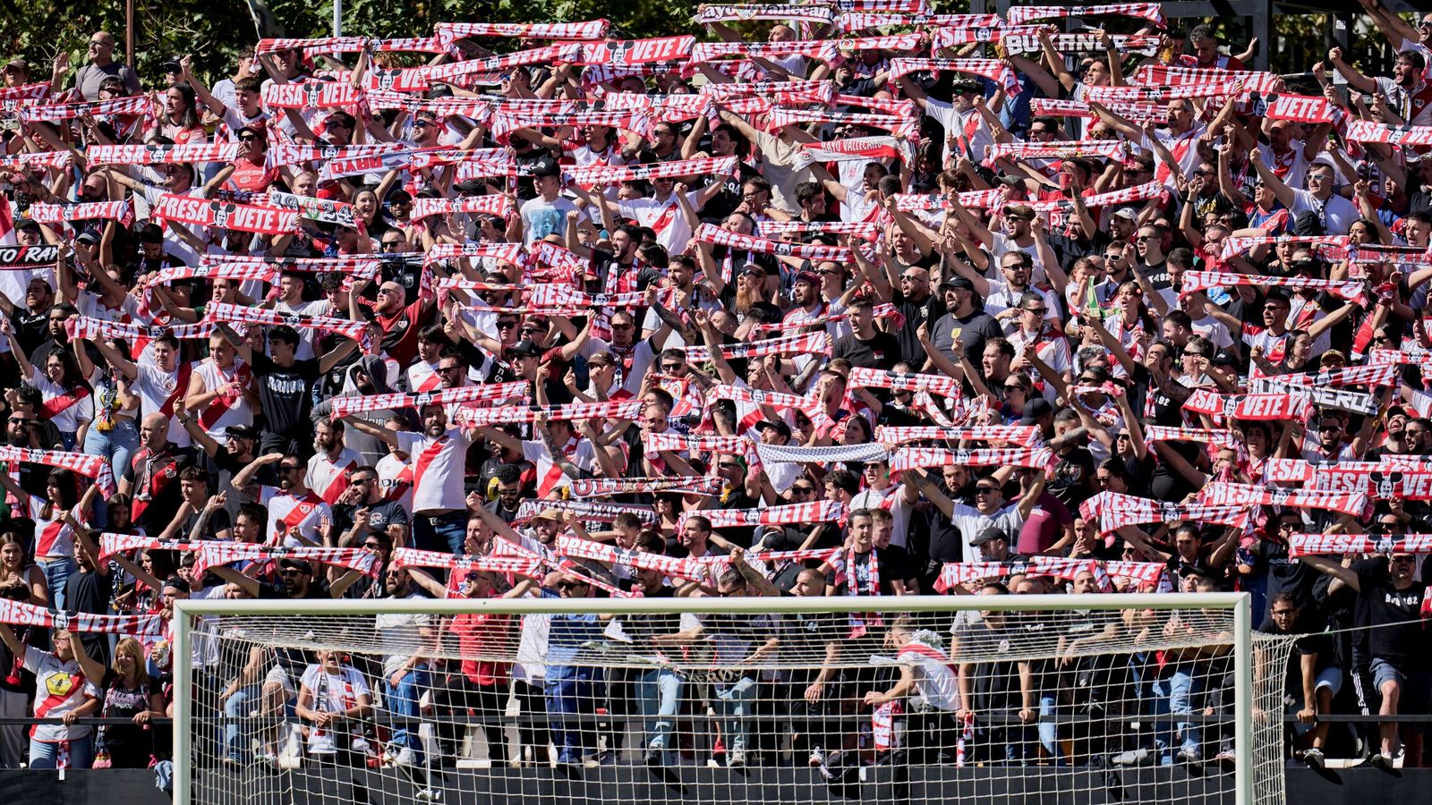 La afición del Rayo pide una disculpa pública a Martín Presa después de la mediación de la plantilla