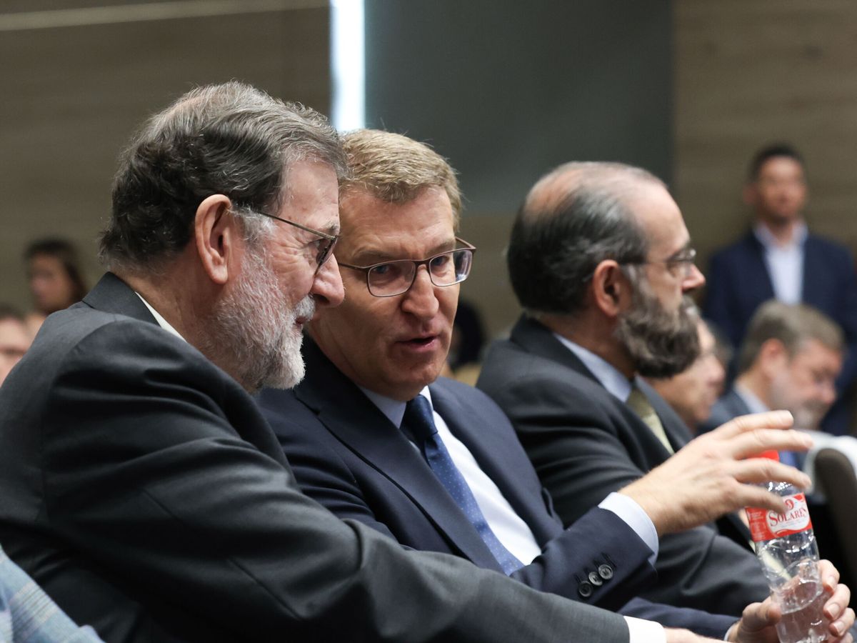 Foto: El líder del PP, Alberto Núñez Feijóo, junto al expresidente del Gobierno, Mariano Rajoy, durante un homenaje a Eugenio Nasarre. (Marta Fernández Jara/Europa Press)