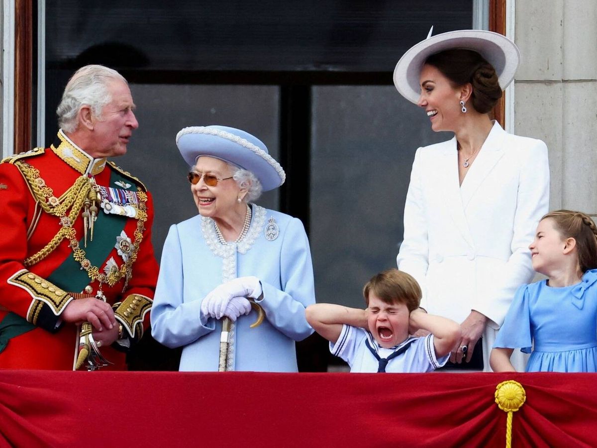 Foto: Isabel II junto a su hijo, Kate, Charlotte y Louis. (Reuters)