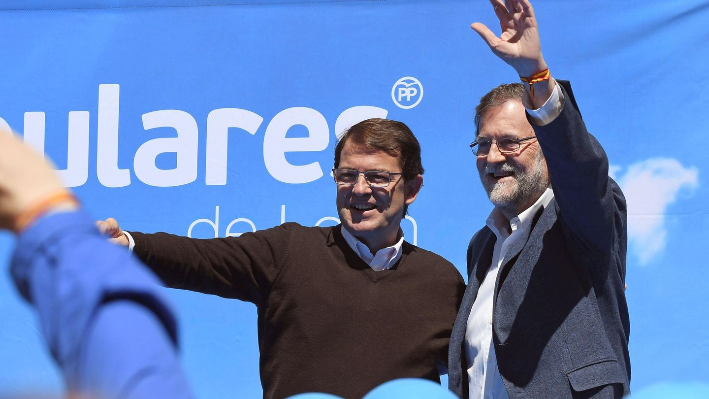 El expresidente del Gobierno Mariano Rajoy, junto a Alfonso Fernández Mañueco. (EFE)