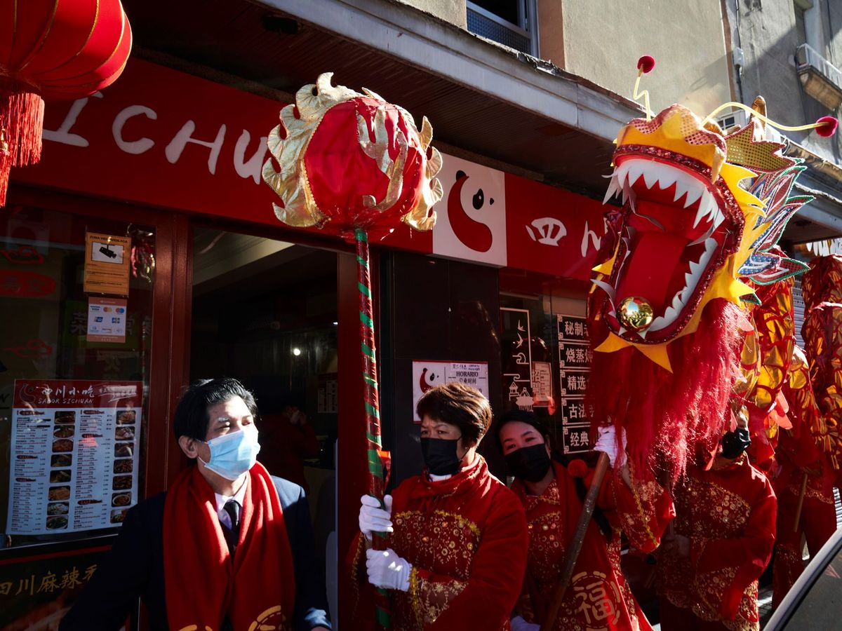 Foto: El barrio de Usera recibe con ganas la celebración del Año Nuevo Chino. (EFE/Luca Piergiovanni)