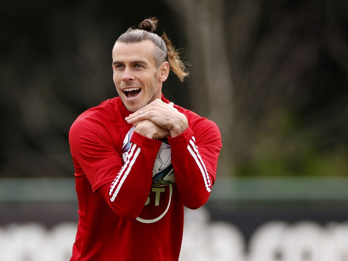 Foto: Gareth Bale sonríe en un entrenamiento con la Selección de Gales. (Reuters/John Sibley)