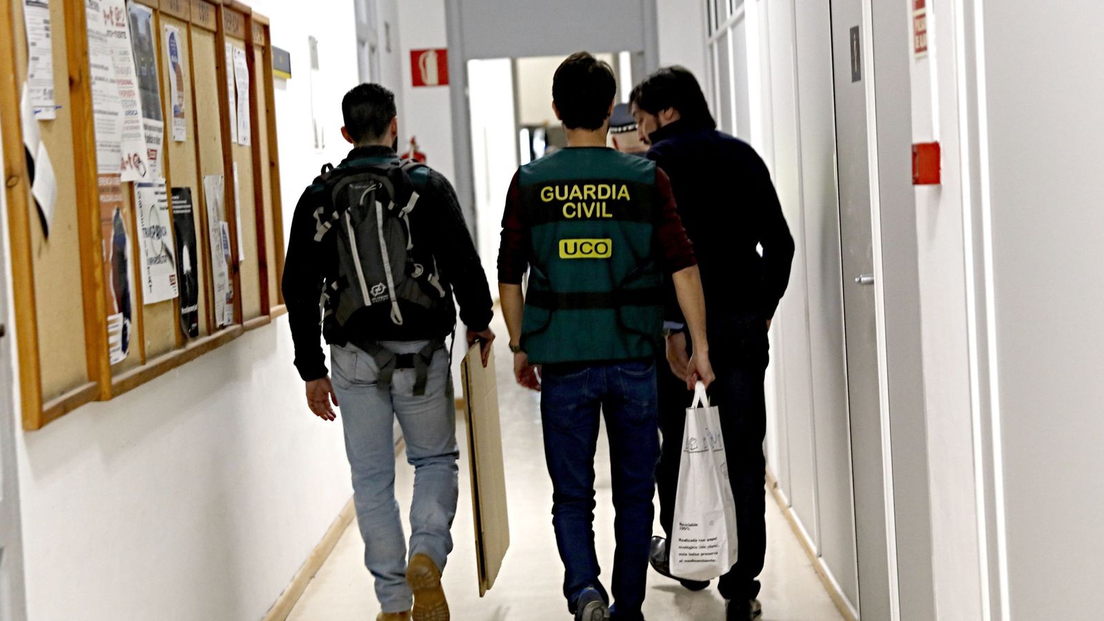 Foto: Agentes de la Guardia Civil registran los despachos del grupo municipal del PP en el Ayuntamiento de Valencia. (EFE)