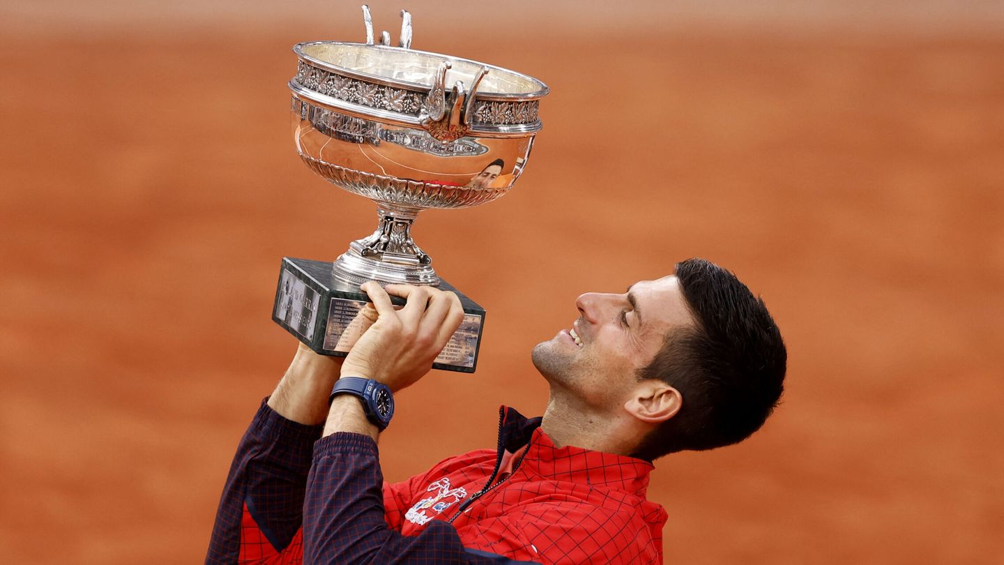 Tennis - French Open - Roland Garros, Paris, France - June 11, 2023  Serbia's Novak Djokovic celebrates with the trophy after winning the final against Norway's Casper Ruud REUTERS Christian Hartmann