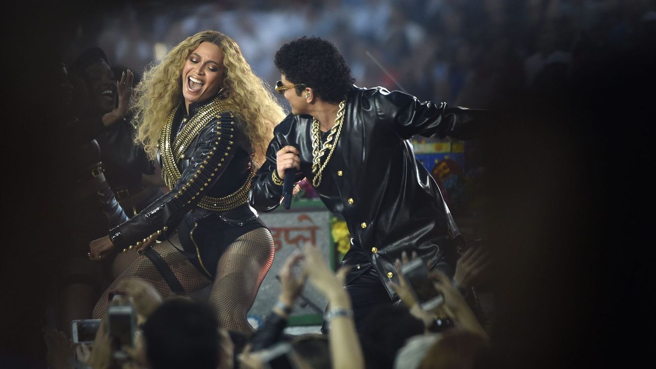 Foto: Beyoncé y Bruno Mars, encargados del concierto del año pasado (EFE)