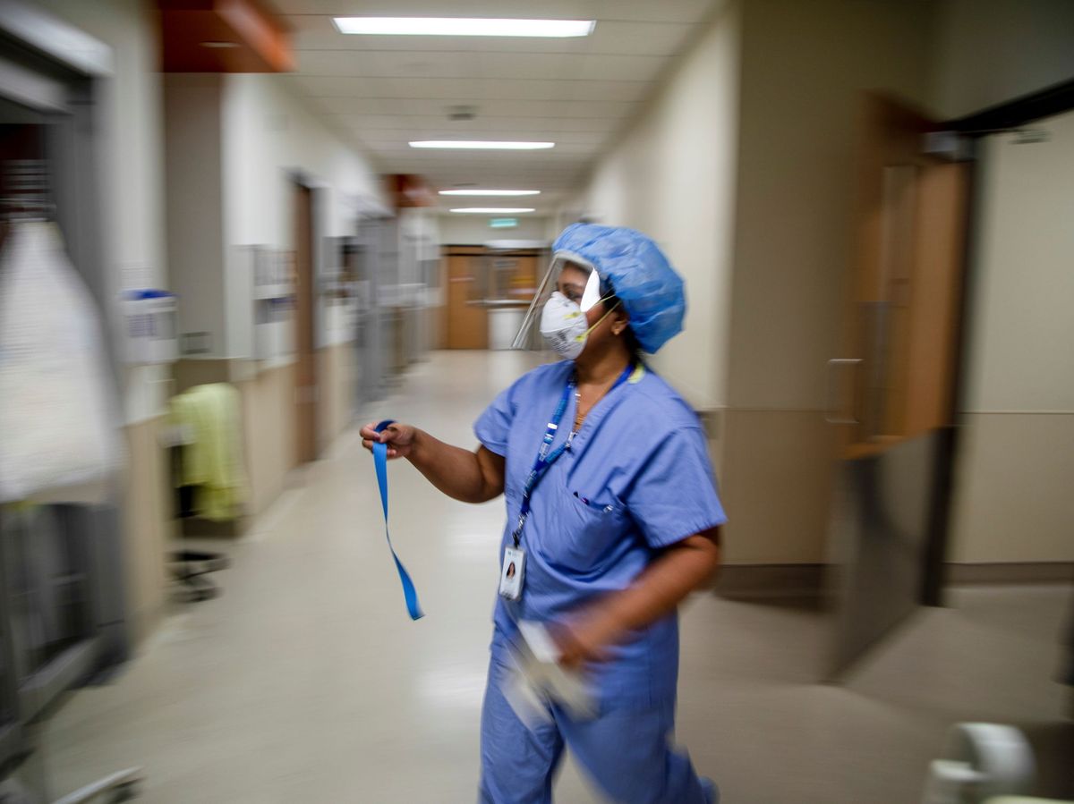 Foto: Una enfermera atiende a pacientes con covid-19. (Reuters)