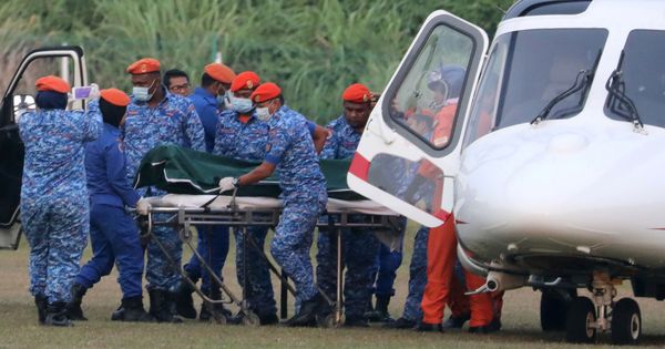 Foto: Agentes sanitarios trasladan en helicóptero el cuerpo de Quoirin. (Reuters)