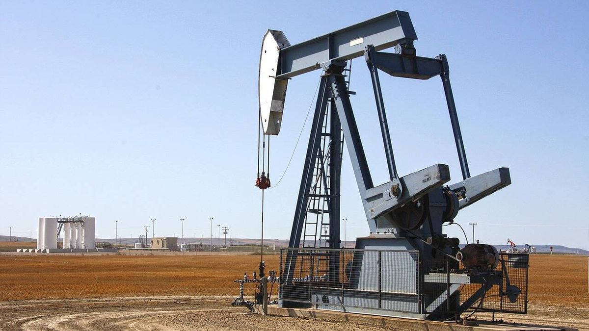 El precio del petróleo cae tras anunciar Angola su salida de la OPEP