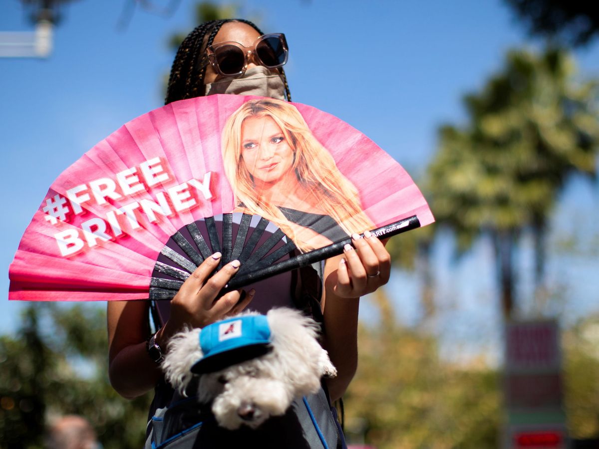 Foto: Una fan de Britney Spears sujeta un abanico en apoyo a la cantante (REUTERS)