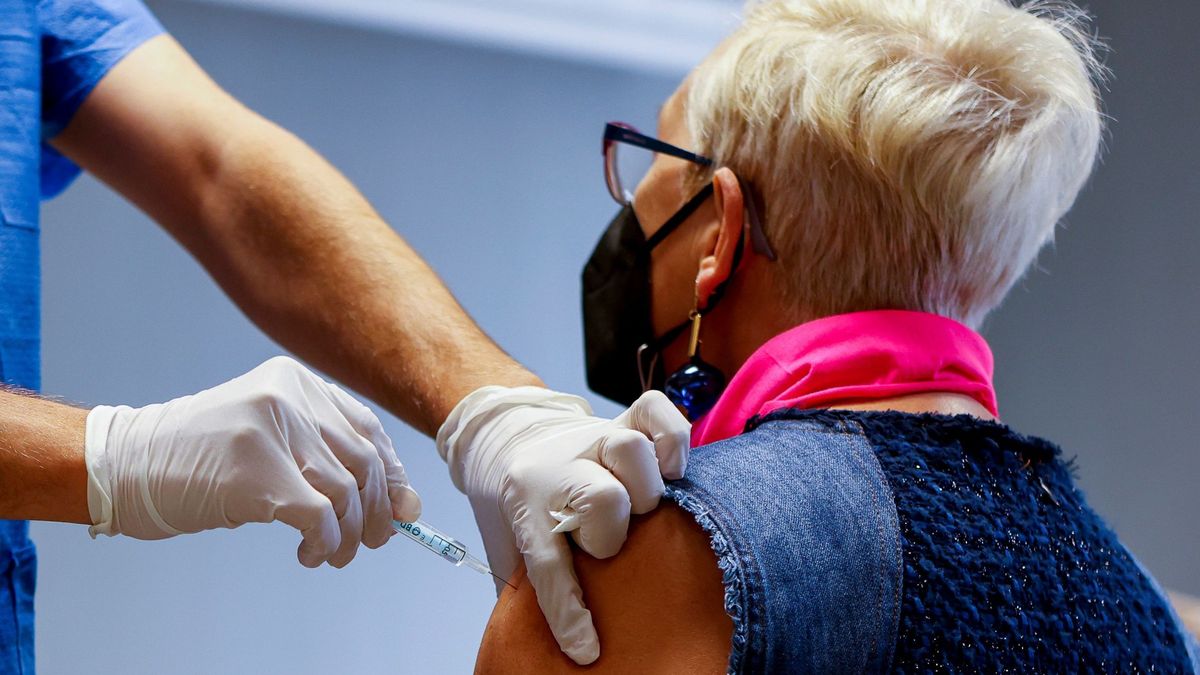 Una mujer con trombosis cerebral, ingresada en Asturias tras vacunarse con AstraZeneca