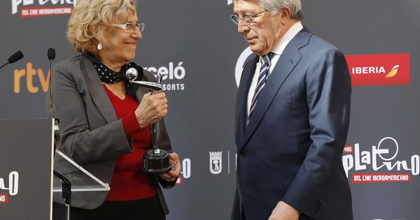 Foto: Manuela Carmena recoge de manos de Enrique Cerezo el premio Platino para el Ayuntamiento de Madrid
