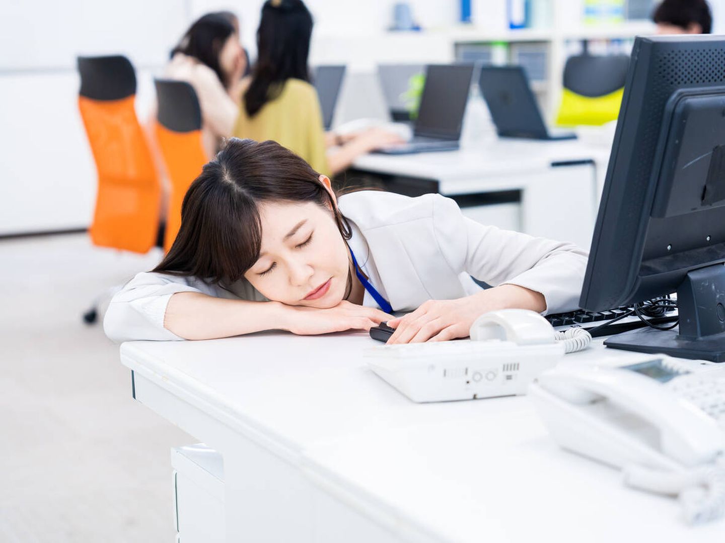 Una chica durmiendo en el trabajo (iStock)