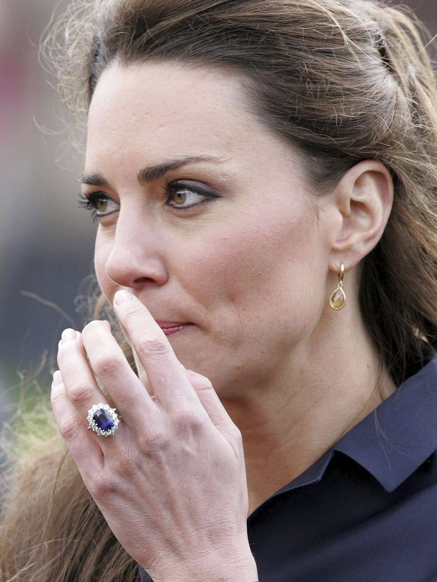 Foto de archivo de Kate Middleton luciendo su anillo de compromiso. (EFE)