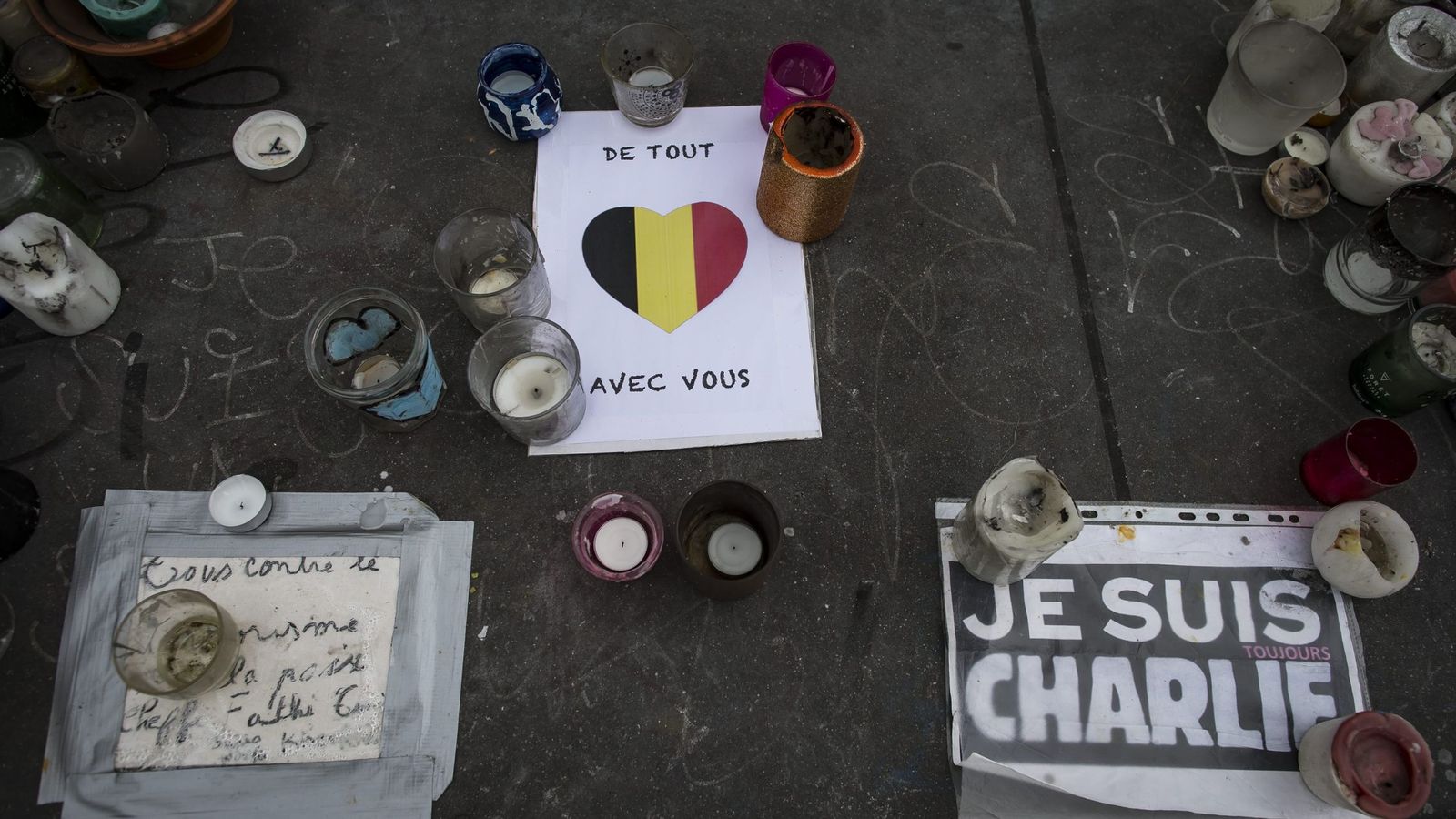 Foto: Velas y mensajes en memoria de las víctimas de los atentados de Bruselas. (EFE)