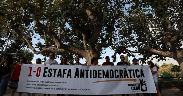 Foto: Una pancarta antiindependentista a las puertas del Parlamento de Cataluña. (Reuters)