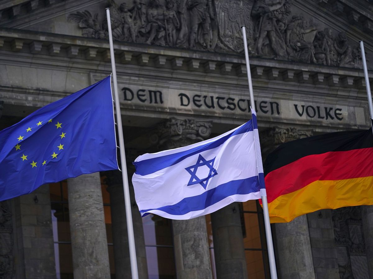 Foto: Banderas a media asta de la UE, Israel y Alemania, en Berlín. (EFE/Clemens Bilan)