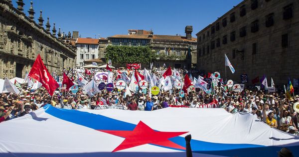 Foto: Manifestación en la compostelana Praza da Quintana, coincidiendo con la celebración del Día de Galicia. (EFE)