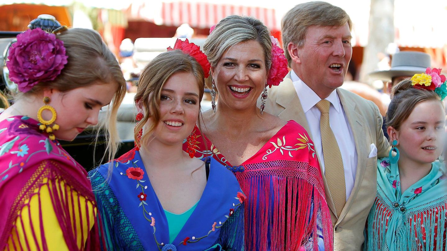 Los reyes de Holanda, junto a sus hijas Amalia, Alexia y Ariane durante su visita a la Feria de Sevilla. (EFE) 