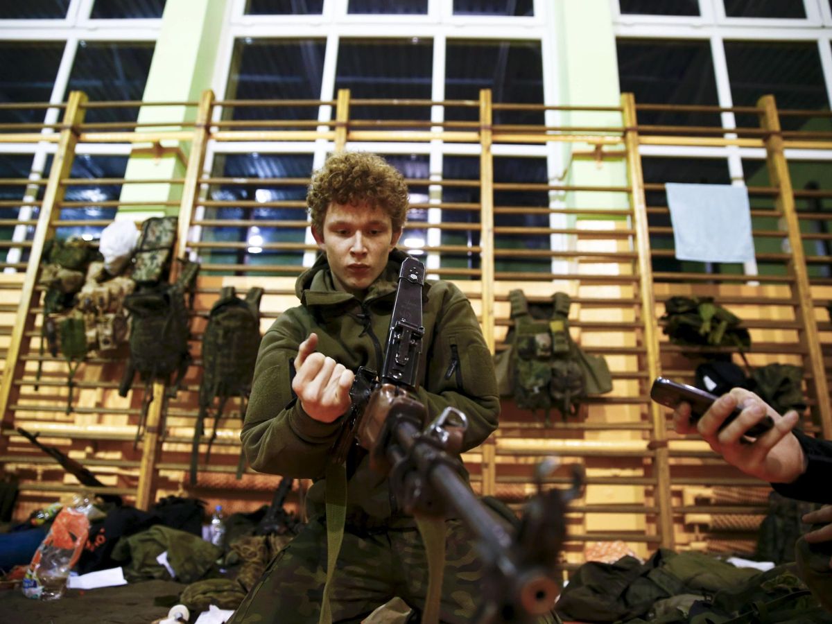 Foto: Un militar ucraniano en 2014, tras el inicio de la guerra en el Donbás. (Reuters)