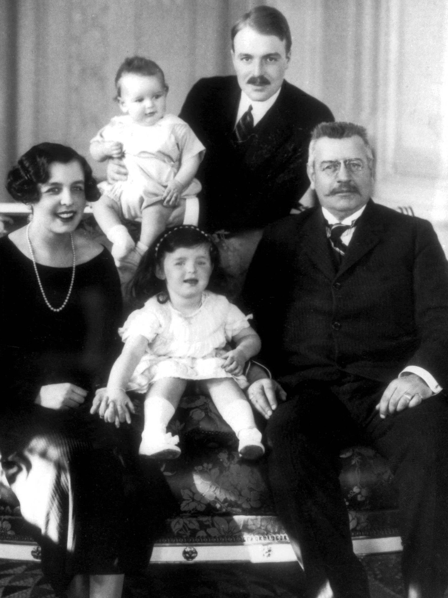 La princesa Carlota, con su marido, su padre y sus dos hijos. (CP)