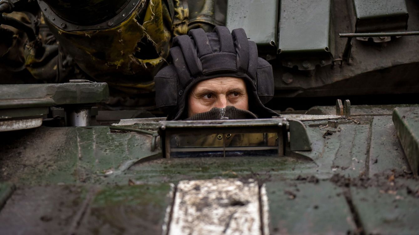 Foto: Un soldado ucraniano conduce un tanque T-72 en la región de Donetsk. (EFE/EPA/Oleg Petrasyuk) 
