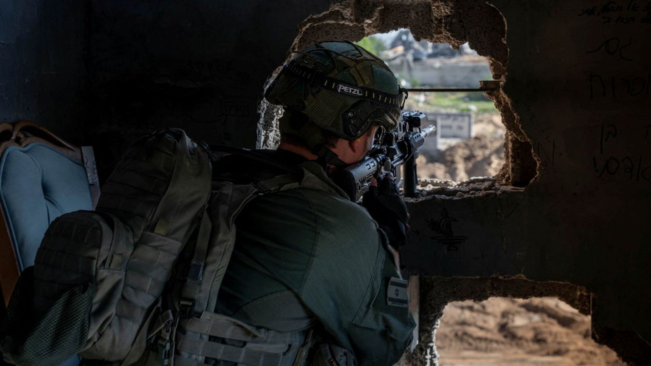 Foto: Un soldado israelí se protege durante una acción militar en Gaza. (Reuters)