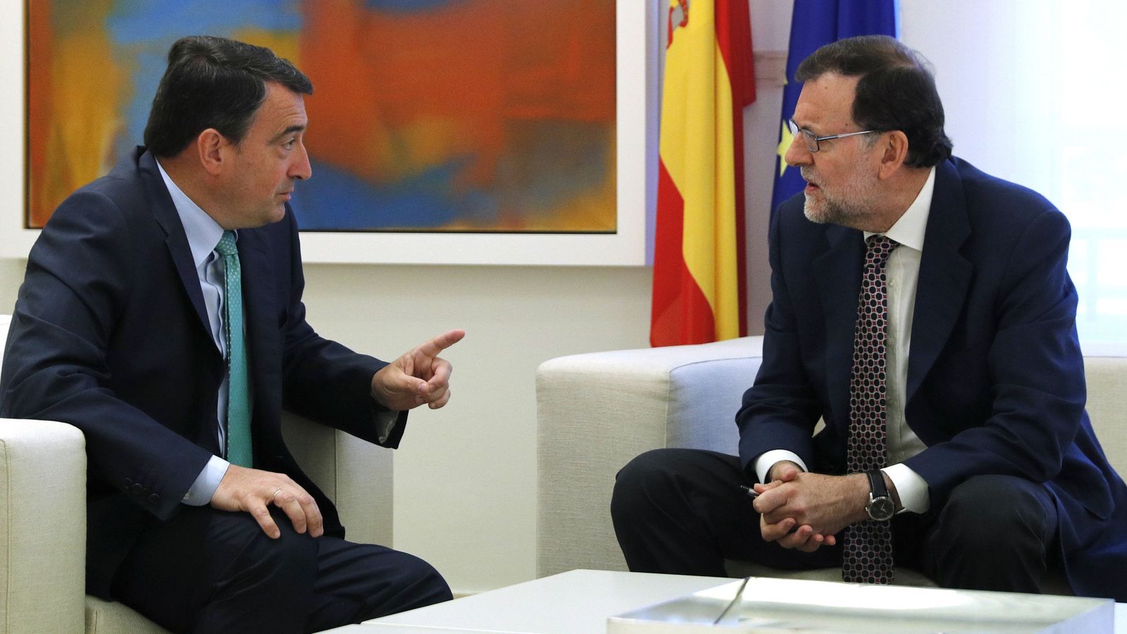 Foto: El presidente del Gobierno, Mariano Rajoy (d), durante una reunión en el Palacio de la Moncloa con el portavoz del PNV en el Congreso, Aitor Esteban. (EFE)